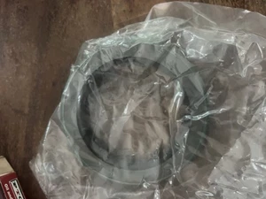 Ford F250 1975-99, P500, F700 y 2005-7 Hino sello de rueda, interior trasero PTC 370047A - Imagen 1 de 6