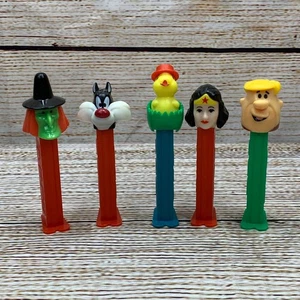 Vintage PEZ Spender 5 Stück Cartoon Figur Hexe Sylvester Wonder Woman + - Bild 1 von 5
