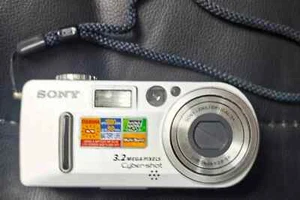 Sony Digital Camera DSC-P7 Cyber-Shot - Picture 1 of 3