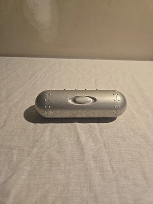 Estuche de gafas rígidas vintage OAKLEY de metal con bóveda de torpedo Foto 1 de 4