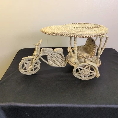 Triciclo decorativo de ratán Foto 1 de 4