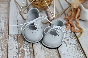Zapatos de cuero Kaye Wiggs de color gris pálido para muñeca de 17-18 pulgadas - Imagen 1 de 8