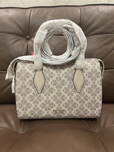 Borsa a tracolla media nuova con etichette fiore di vanga Kate Spade Stacy