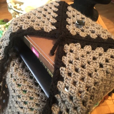 "Funda de bolso hecha a mano de ganchillo para computadora portátil multicolor forrada cierre de botón 14""x11""" Foto 1 de 4