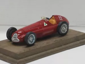 Alfa Romeo Alfetta 159 Nº22 en caja rojo oscuro + vitrina Mebetoys 1:25 - Imagen 1 de 13