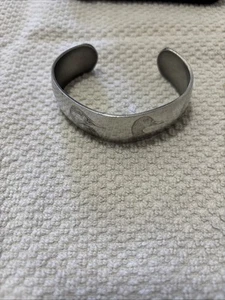 Brazalete brazalete de peltre Kirk Stieff DUCKS UNLIMITED grabado pájaro tono plateado - Imagen 1 de 15