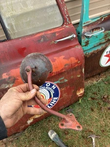 1955-1956-1957-1958-1959 GMC CHEVY CHEVROLET TRUCK MIRROR BRACKET - Foto 1 di 7