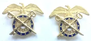 DUE ANTICHE SPILLE QUARTERMASTER SMALTO BLU CHIAVE SPADA INCROCIATA AQUILA SECONDA GUERRA MONDIALE MILITARI - Foto 1 di 7