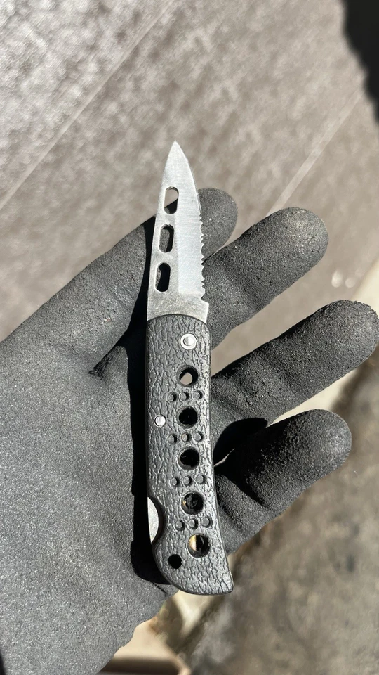 Cuchillo de bolsillo plegable Frost Cutlery hoja de acero inoxidable dentada mango negro Foto 1 de 4