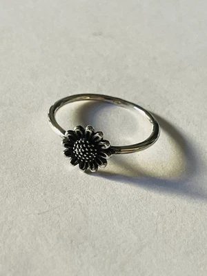 Cute Dainty Minimalist Silver Tone Daisy Or Sunflower Flower Ring - Image 1 of 4