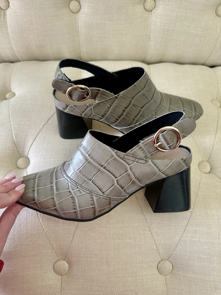 Mules Slingback em relevo de crocodilo cinza com fivela tamanho 39 marca toda preta - Imagem 1 de 4