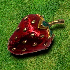 Vintage Strawberry Novelty Brooch Pin Red Enamel Gold Tone Summer Berry Fruit - Picture 1 of 3