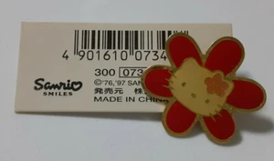 Pin insignia Hello Kitty 1997' SANRIO retro antigua flor vintage - Imagen 1 de 5