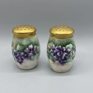 Handpainted Gold Top Purple Flowers Floral Salt Pepper Shakers signed by Batts - Picture 1 of 8