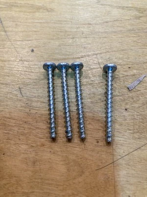 Cuatro tornillos de suela para aspiradora Hoover U6485900 parte # 21447121 Foto 1 de 2