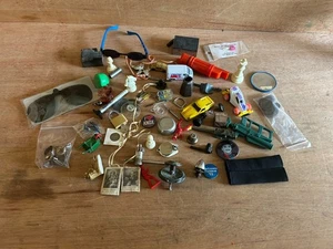 Gramps Vintage Trödel Schublade Lot Spielzeug Werkzeuge Hardware religiöse Münzen Pfeife etc. - Bild 1 von 23