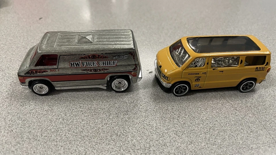 Lote de 2 Hot Wheels Dodge Van Mooneyes Amarillo y Zamac Chief Van Rueda Intercambiada Foto 1 de 4