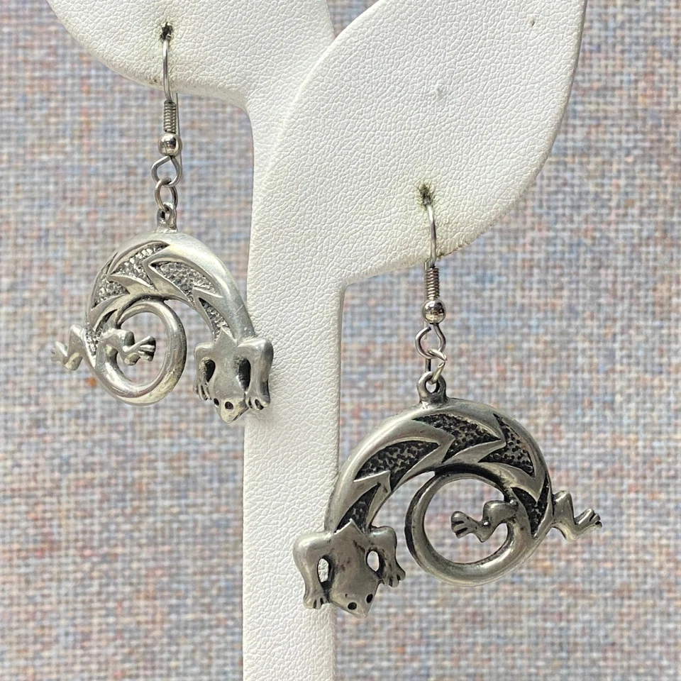 Винтажные оловянные серьги-гекконы с ящерицей серебристые висячие старые деньги капсула природа - Изображение 1 из 4