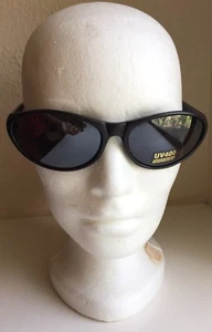 Eine Sonnenbrille schwarzes Gestell mit schwarzen Gläsern UV 100 % SCHUTZ (M02) Unisex - Bild 1 von 9