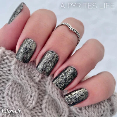 Tiras de esmalte de uñas Color Street ~ A Pyrites Life ~ dorado latón con toques de negro Foto 1 de 4