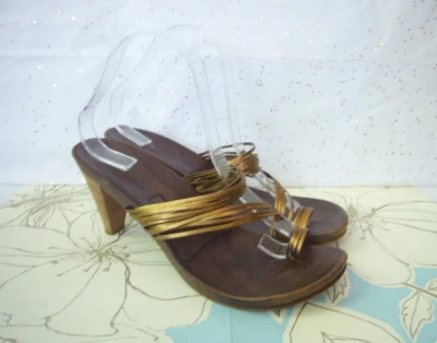 Sandalia Yin Gold Metallic Tirantes Tanga Cono Zueco Tacón - 9.5 Resort Vacaciones Foto 1 de 4