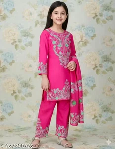SET KURTI E PANTALONI STAMPATI DAILY WEAR CON DUPATTA CONFEZIONE DA UNO - Foto 1 di 6