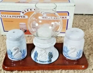 Agitador de sal y pimienta cisne azul con linterna a juego y base de madera encanto de campo nuevo - Imagen 1 de 8