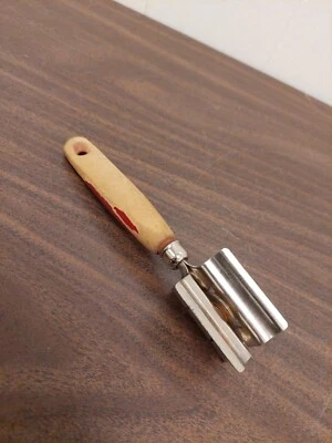 Afilador de cuchillos de metal vintage Ekco A&J mango de madera roja - Imagen 1 de 4