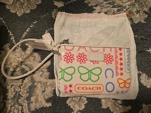 Coach Handgelenktasche weiß beschichtet Canvas Schmetterling Blumen Herzen Logo F40508, neu - Bild 1 von 7