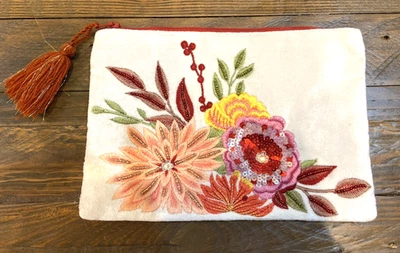 Bolsa borla con cremallera floral bordada con cuentas Two's Company RN106615 Foto 1 de 4