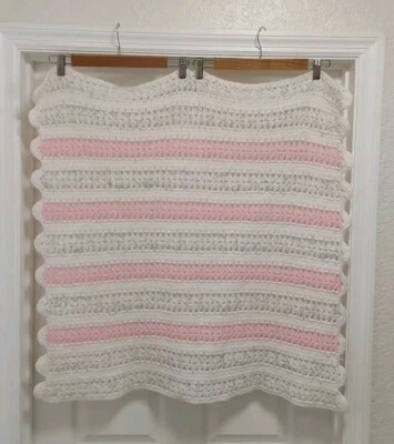 Manta de bebé hecha a mano tejida/crochet blanca rosa púrpura 31" x 30" tiro guardería Foto 1 de 4