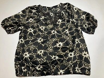 East 5th Blusa Manga Corta Cuentas Cuello en V Negra Cintura Elástica Media Foto 1 de 4