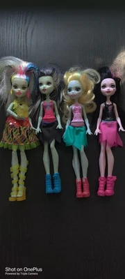 Monster High Caracters Dolls Draculaura And Friends With Some Accessories Lot 4 - Image 1 of 4