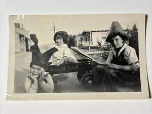 De colección 1920 MURRAY FLYER WAGON Niños con SOMBREROS HALLOWEEN Jack O Lantern Foto - Imagen 1 de 12