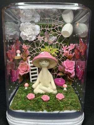 Gabinete de aranha saltadora cogumelo meditação rosa  - Imagem 1 de 4