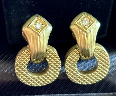 СЕРЬГИ-ПОДВЕСКИ ИЗ ЧИСТОГО 18-КАРАТНОГО ЗОЛОТА С БРИЛЛИАНТАМИ JUDITH RIPKA — 15,8 Г — OMEGA BACK - Изображение 1 из 4