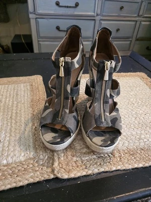Sandalias para mujer 14th Union talla 10 estampado camuflaje cuña cremallera frontal sandalias Foto 1 de 4