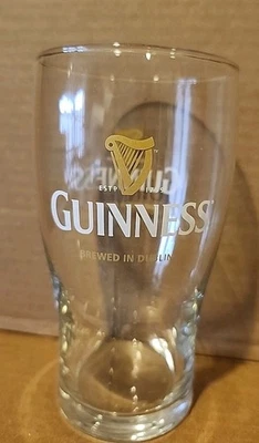 Guinness Brewed en Dublín, est. Logo de arpa de oro 1759, 16 OZ Vaso de cerveza de pinta, EC Foto 1 de 3