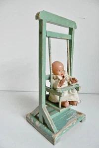 RARE BALANCOIRE DE POUPÉE ANCIENNE EN BOIS - ÉPOQUE 1900 + POUPON PETITCOLILLIN - Imagen 1 de 11