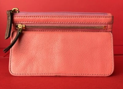 Cartera de mujer Fossil de piel de vaca. Lote de cremalleras y ranuras. Se adapta a un teléfono de 6 pulgadas X 3 pulgadas. Foto 1 de 4