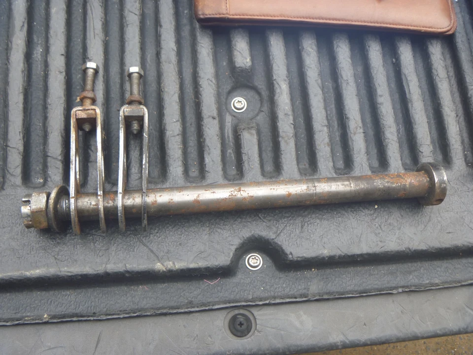 Eixo e ajustadores de quatro rodas traseiras vintage 72-78 Honda CB550 fabricante de equipamento original - Imagem 1 de 1