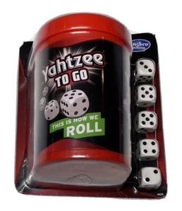 Yahtzee To Go Travel Dice Game Shake and Score Hasbro Gaming Ages 8up - Imagen 1 de 4