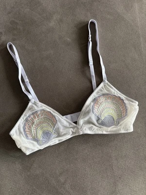 Sujetador Bralette Out from Under Urban Outfitters lavanda concha marina bordado Foto 1 de 3