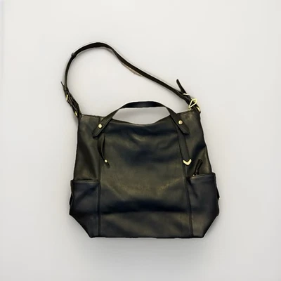 Elegante bolso de mano Steven by Steve Madden de cuero negro con detalles dorados Foto 1 de 4