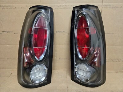 Luz trasera halógena JC Whitney 332-1940PCASVC para 1988-1993 GMC C1500/C2500/C3500 Foto 1 de 4