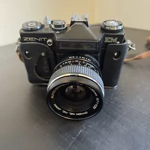 Macchina fotografica Zenit EM con obiettivo automatico Chinon - vintage - non testata su pellicola - decorazione/prop - Foto 1 di 5