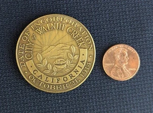 Moneda de recuerdo del 50 aniversario de oro de California Walnut Creek 1964 de latón - Imagen 1 de 3