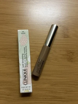 Mousse de peinado Clinique Just Browsing con cepillo 01 rubia 0,07 oz tamaño completo Foto 1 de 4