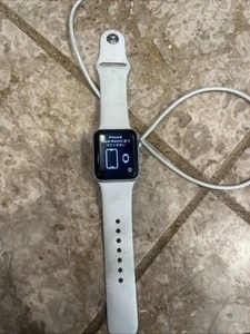 Apple Watch (Série 3) 38 mm - Aluminium Argenté Aluminium - Bracelet Sport Argent - Photo 1 sur 4