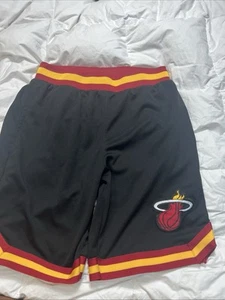 Pantalones cortos de baloncesto para hombre Ultra Game NBA Miami Heat negros, rojos y amarillos talla M - Imagen 1 de 14